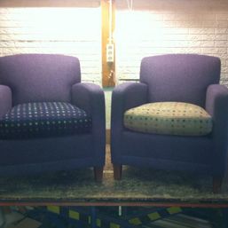 twee opnieuw gestoffeerde stoelen